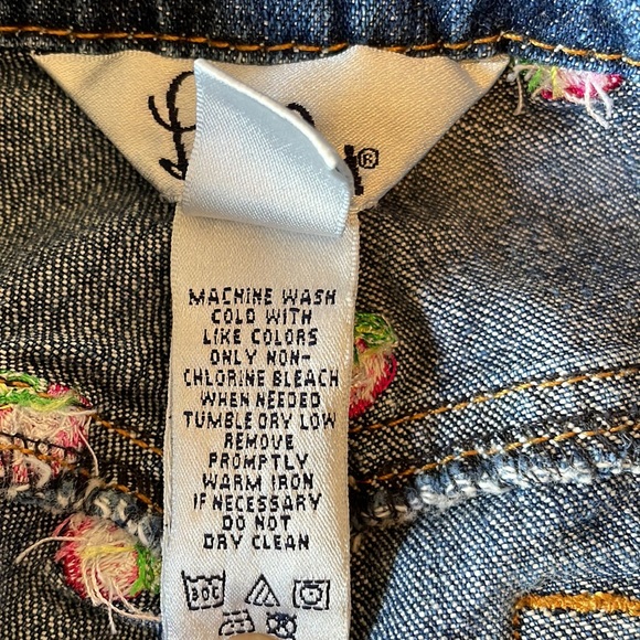 Lilly Pulitzer blue jeans with strawberries embroidered all over size 4 - Picture 5 of 5